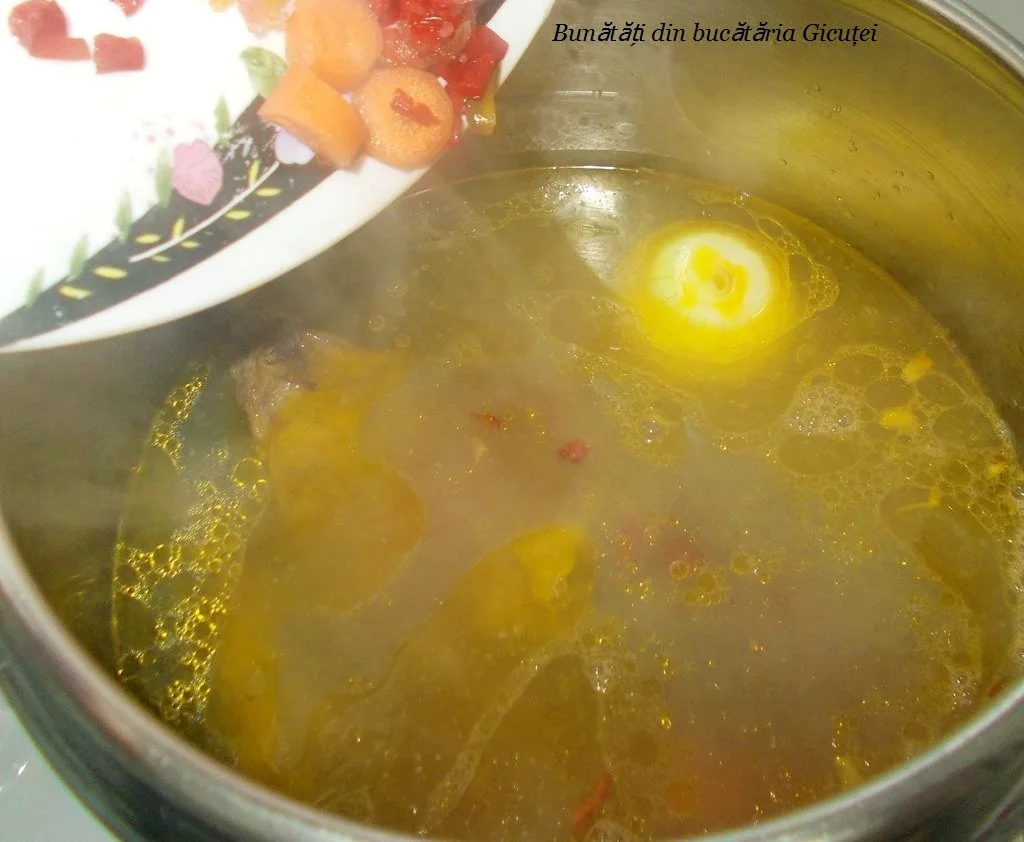 adaugarea legumelor in oala cu carne