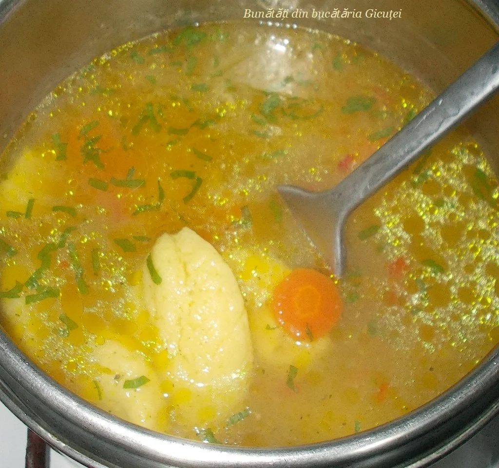 amestecare in oala cu supa de pasare cu galuste