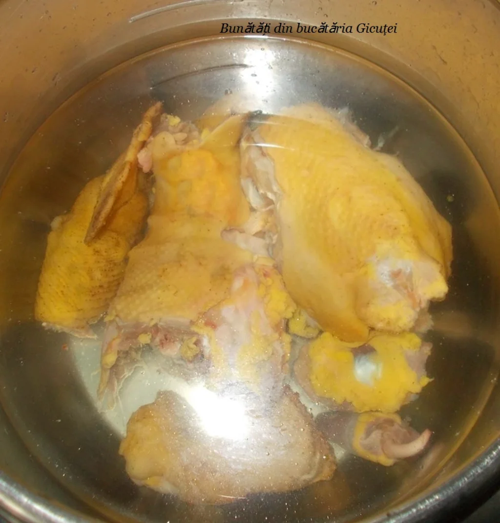 oala cu carnea pentru a fi pusa la fiert