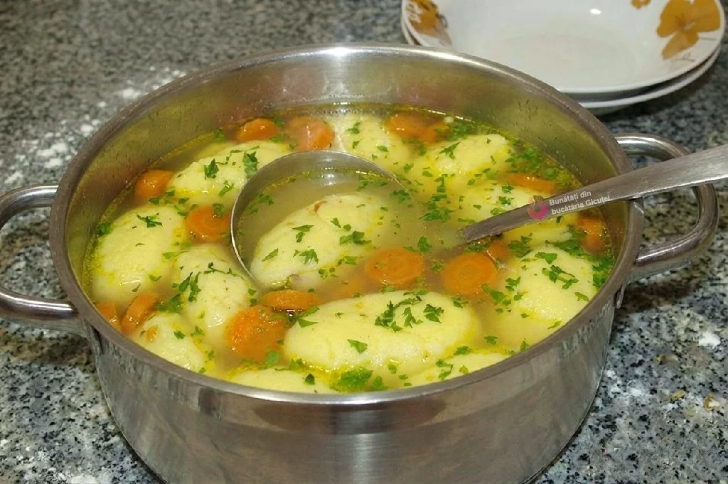 oala cu supa de pasare si galuste gata de servit