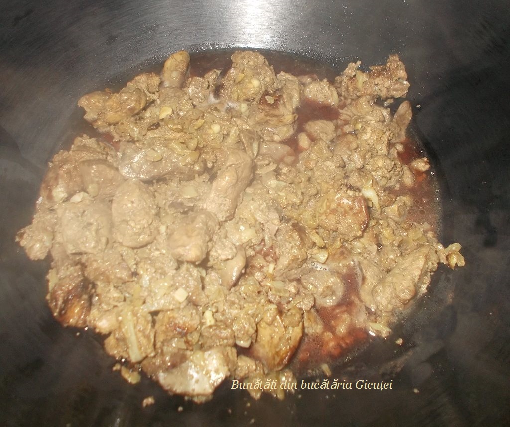 adaugare vin peste amestecul de ficatei