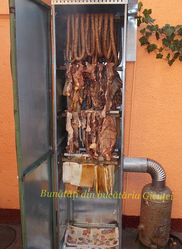 afumatoare metalica tip dulap plina cu carnati carne, coaste si slanina la afumat