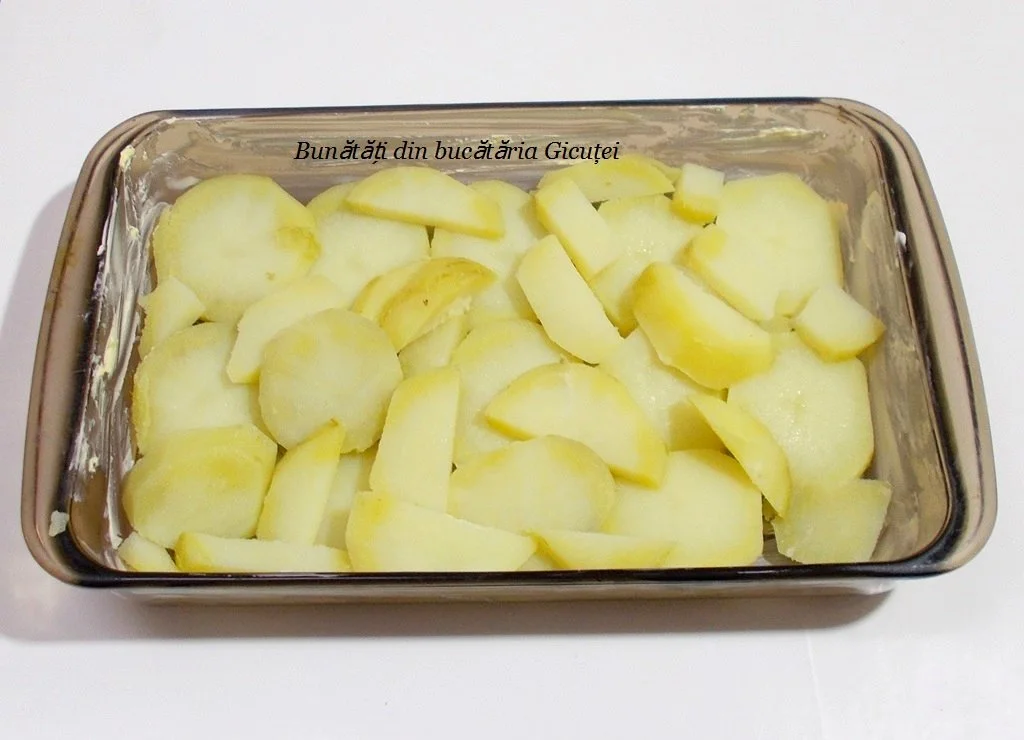 asezarea primului strat de cartofi in tava
