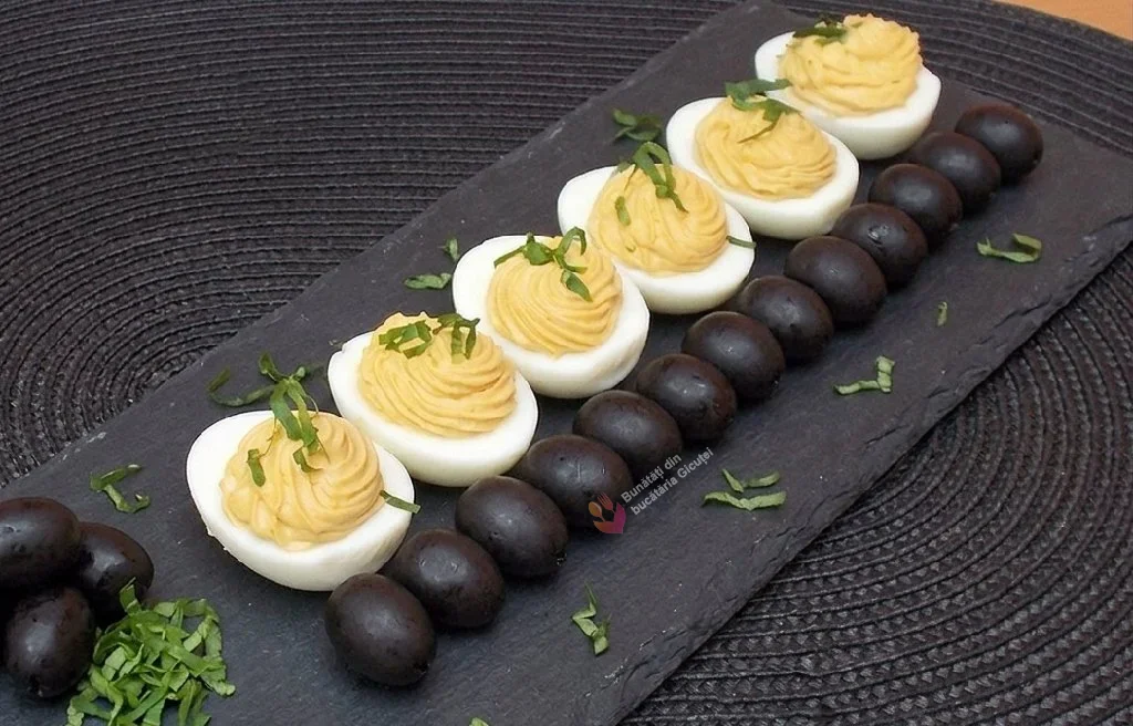 o parte din oua asezate pe platou