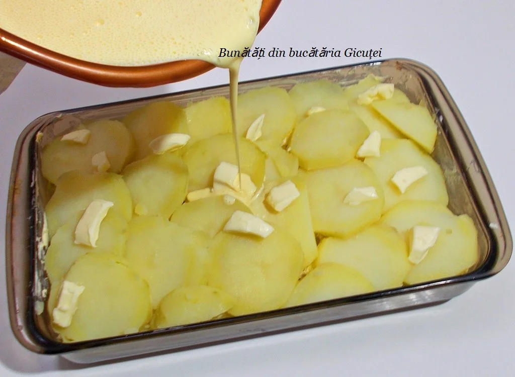 turnarea compozitiei de oua peste cartofii din tava