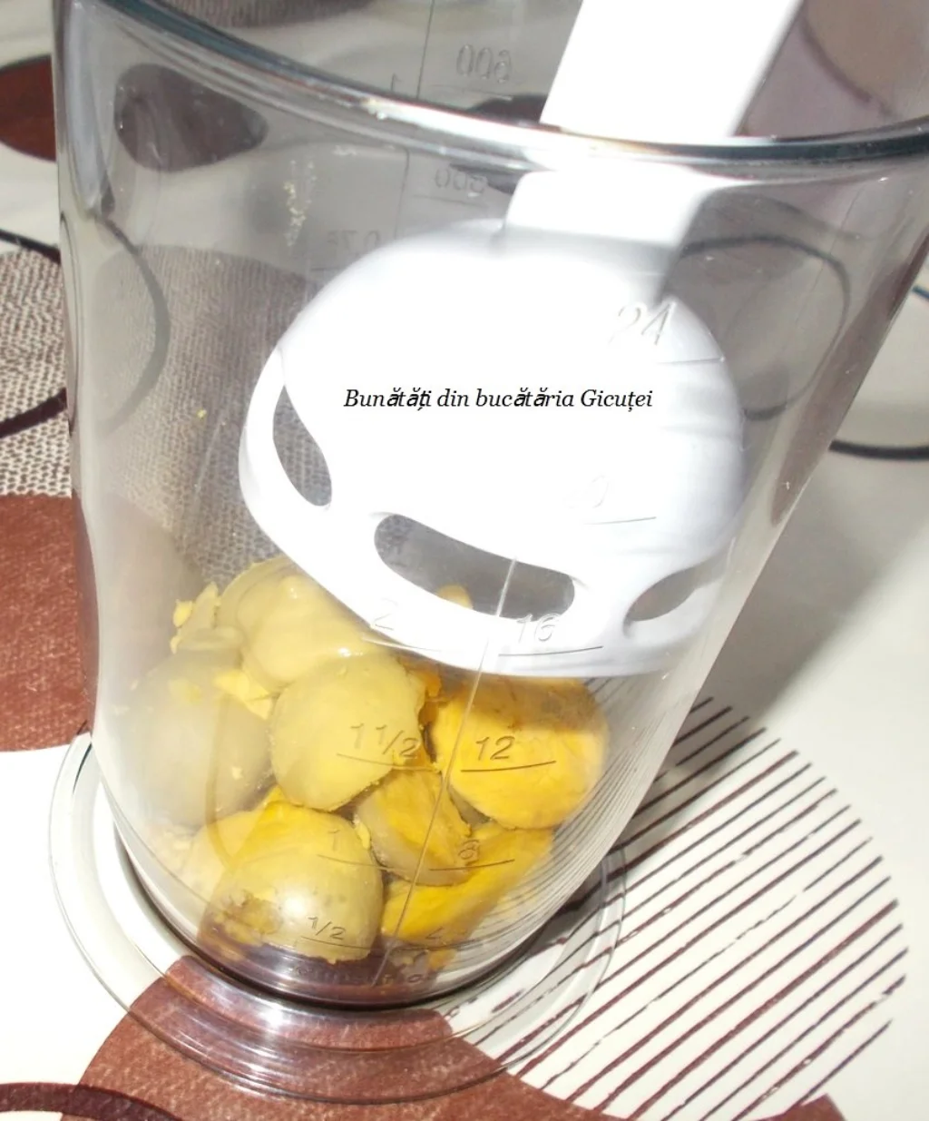 vasul cu galbenusurile