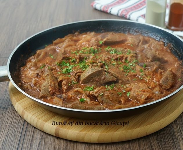 tigaie cu ficat fraged de porc, ceapa şi suc de roşii