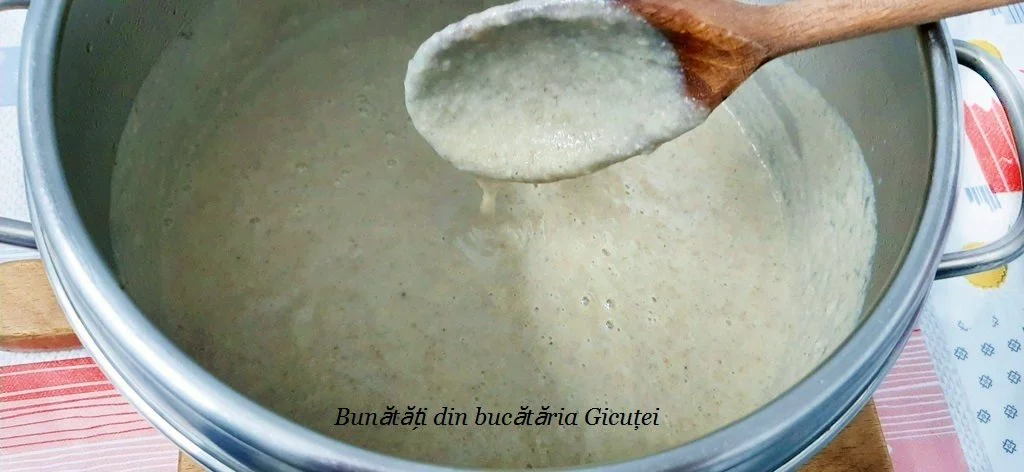 consistenta supei crema de ciuperci