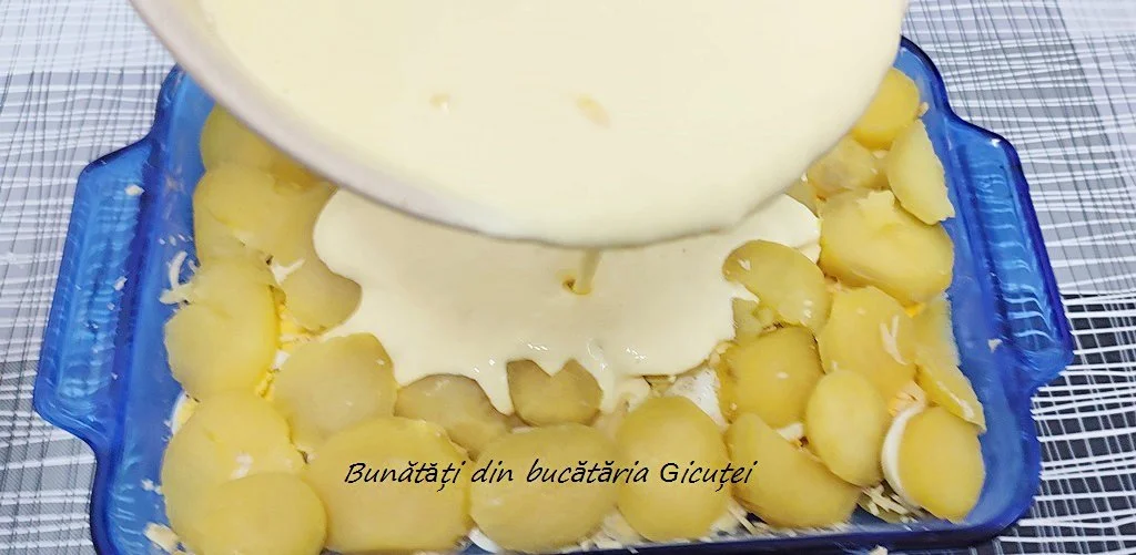 cartofi frantuzesti la cuptor turnare sos de smantana si oua