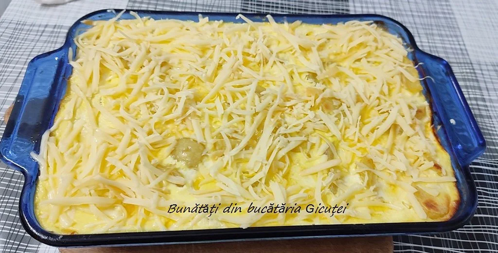 distribuirea cascavalului deasupra cartofilor