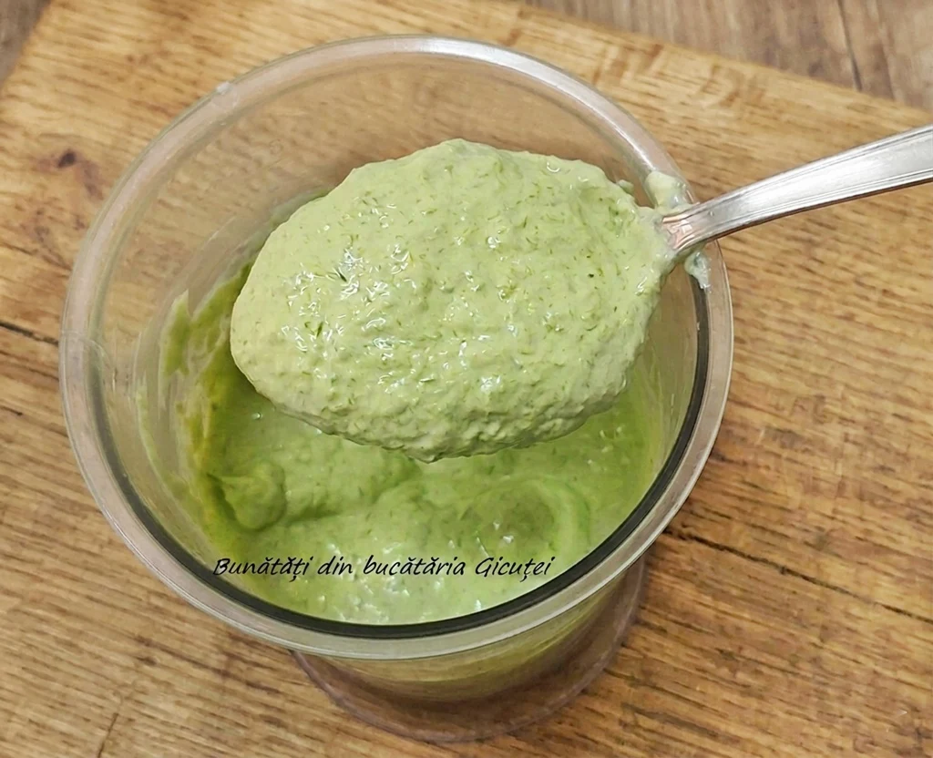 sos de usturoi verde in lingura