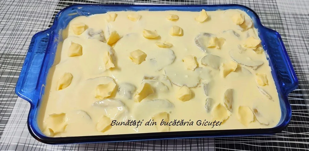 tava cu cartofii frantuzesti gata de pus in cuptor