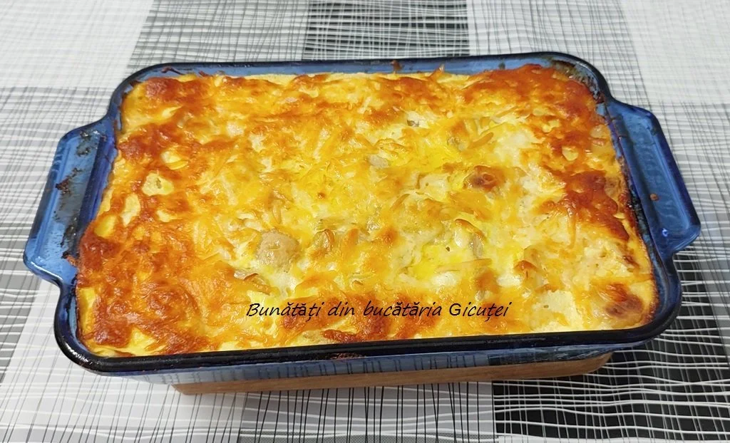 tava cu cartofii frantuzesti scoasa din cuptor