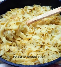 Varză călită cu tăiței de casă