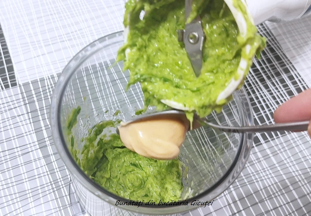 adaugare mustar peste pasta de usturoi