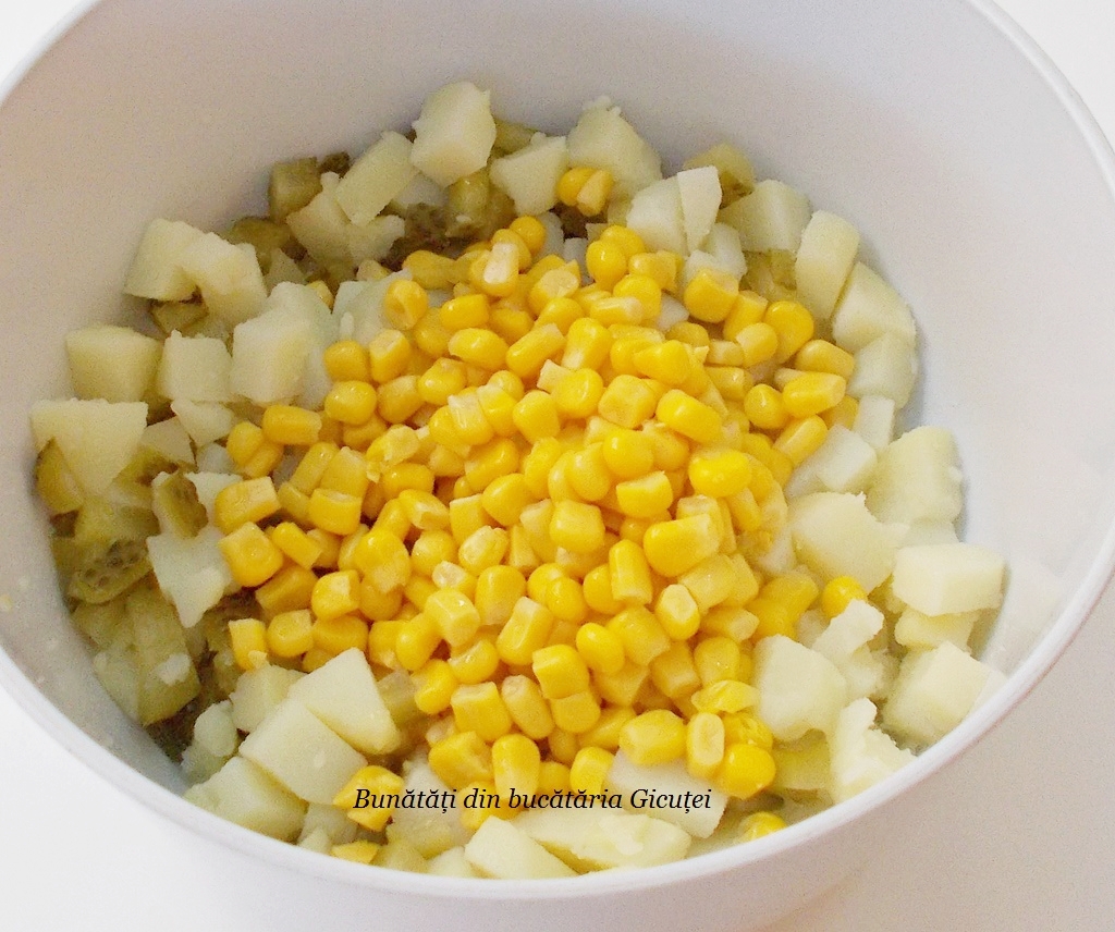 adaugare porumb in salata