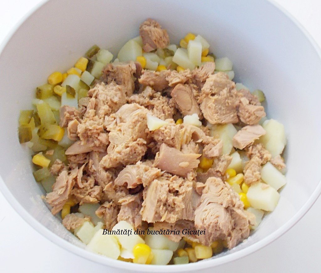 adaugare ton in salata