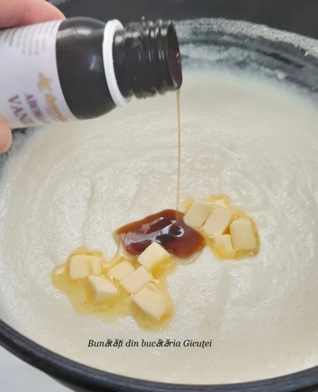 adaugare vanilie in grisul cu lapte