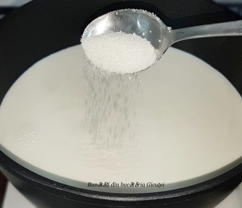 adaugare-zahar-in-cratita-cu-lapte