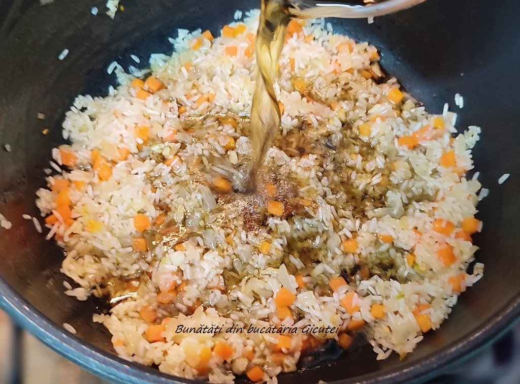 adaugare zeama de urzici peste orez si legume