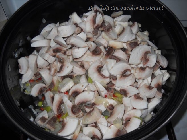 adaugarea ciupercilor peste ceapa si ardei