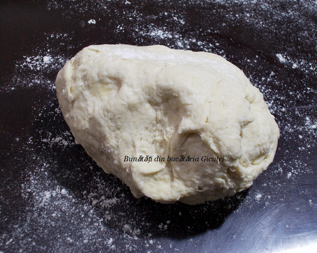 aluat pe blatul de lucru