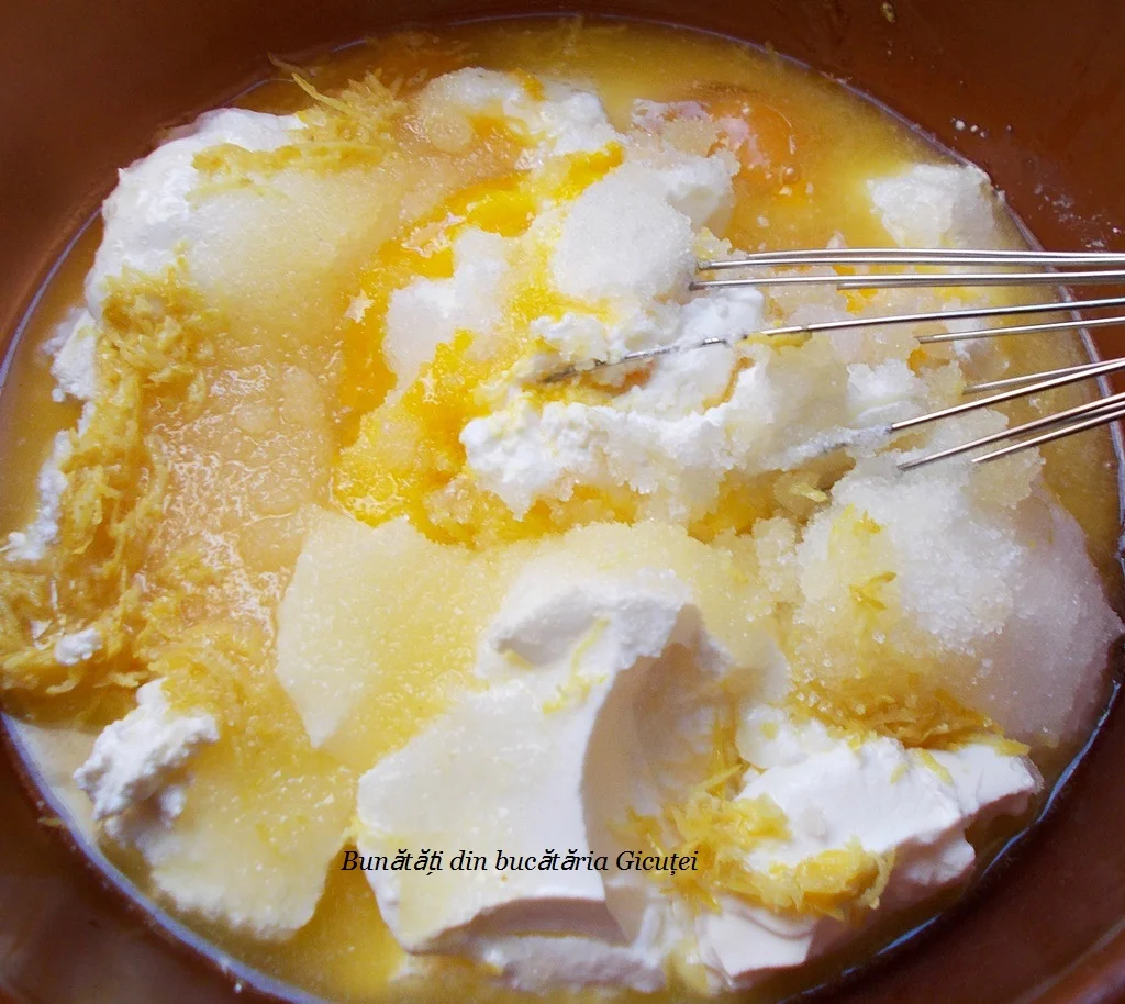 amestecare branza, galbenusuri, zahar si smantana