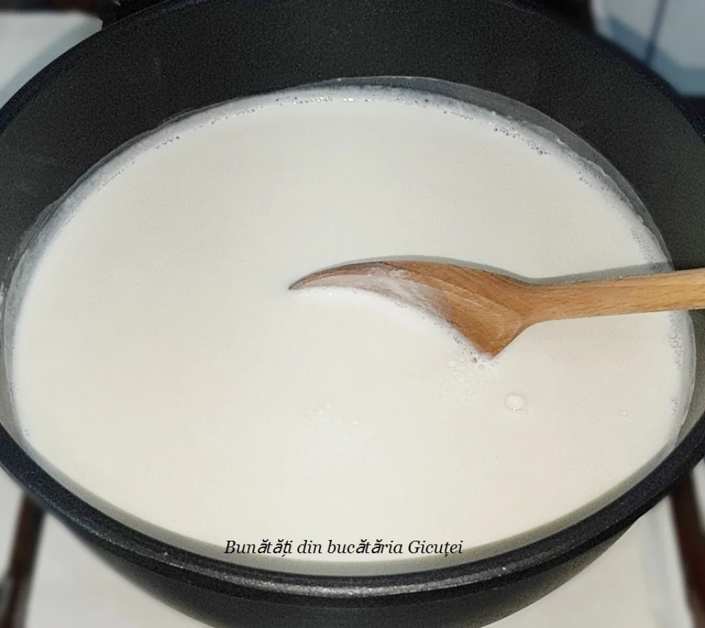 amestecare-in-cratita-cu-lapte-si-zahar