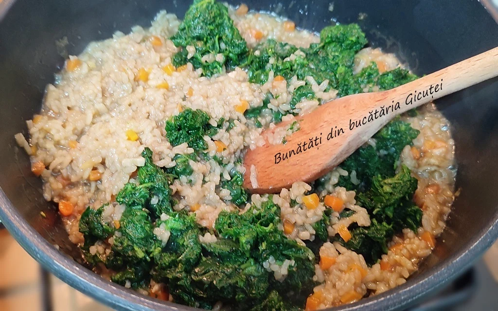 amestecare in cratita cu urzici si orez