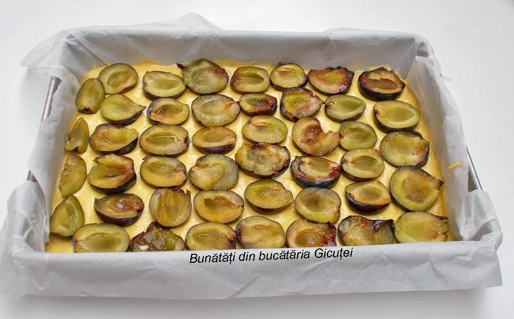 asezarea prunelor peste blat
