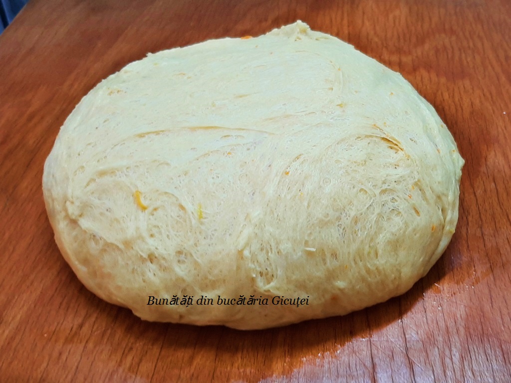 blatul cu aluatul oparit de cozonaci gata crescut
