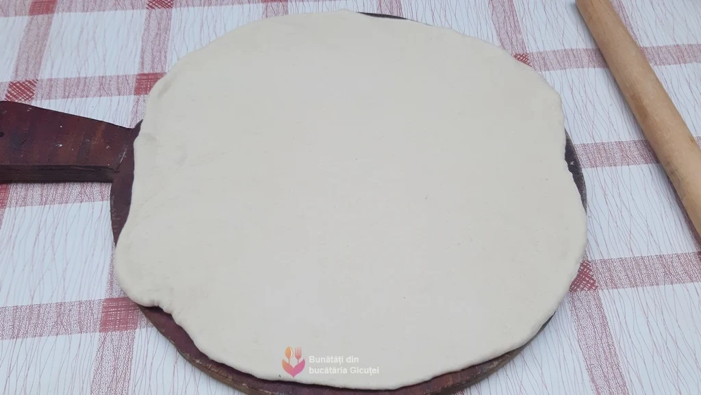 blatul de pizza intins