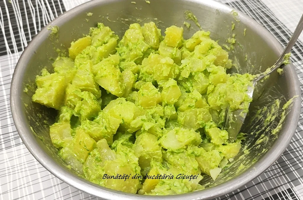 bolul cu cartofi si sos de usturoi