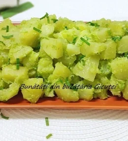Cartofi cu sos de usturoi verde