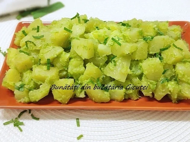 cartofi cu sos de usturoi verde