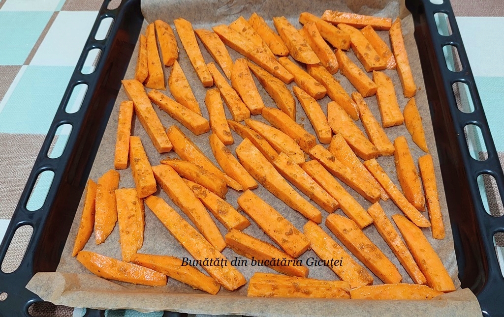 cartofii dulci asezati in tava tapetata