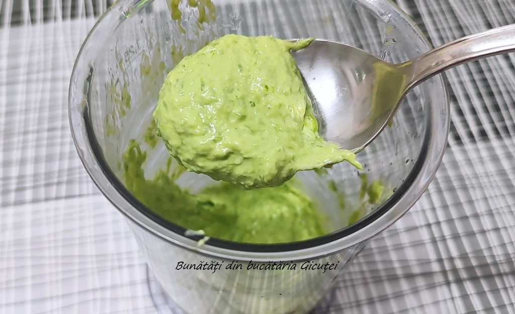 consistenta sosului de usturoi verde