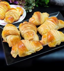 Cornuri foietate cu Nutella