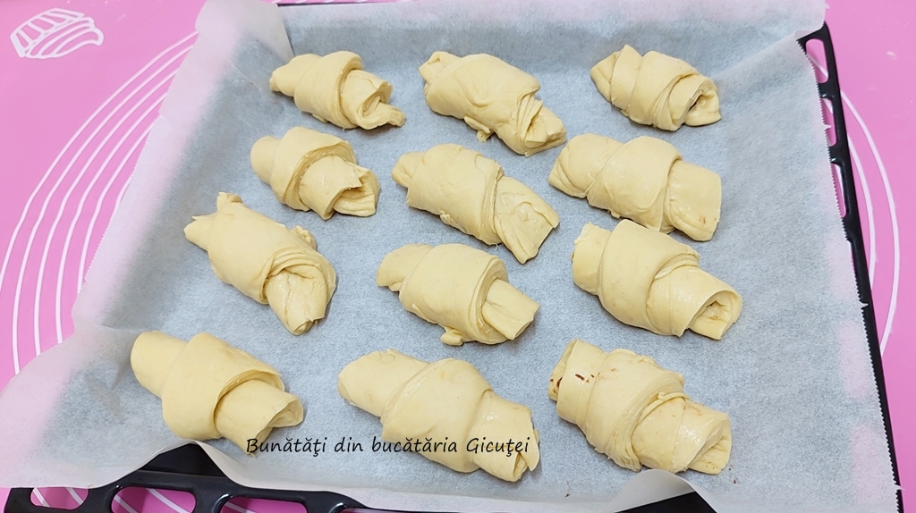 cornurile asezate in tava