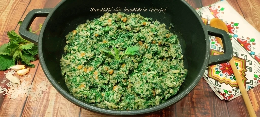 cratita cu mancare de urzici si orez