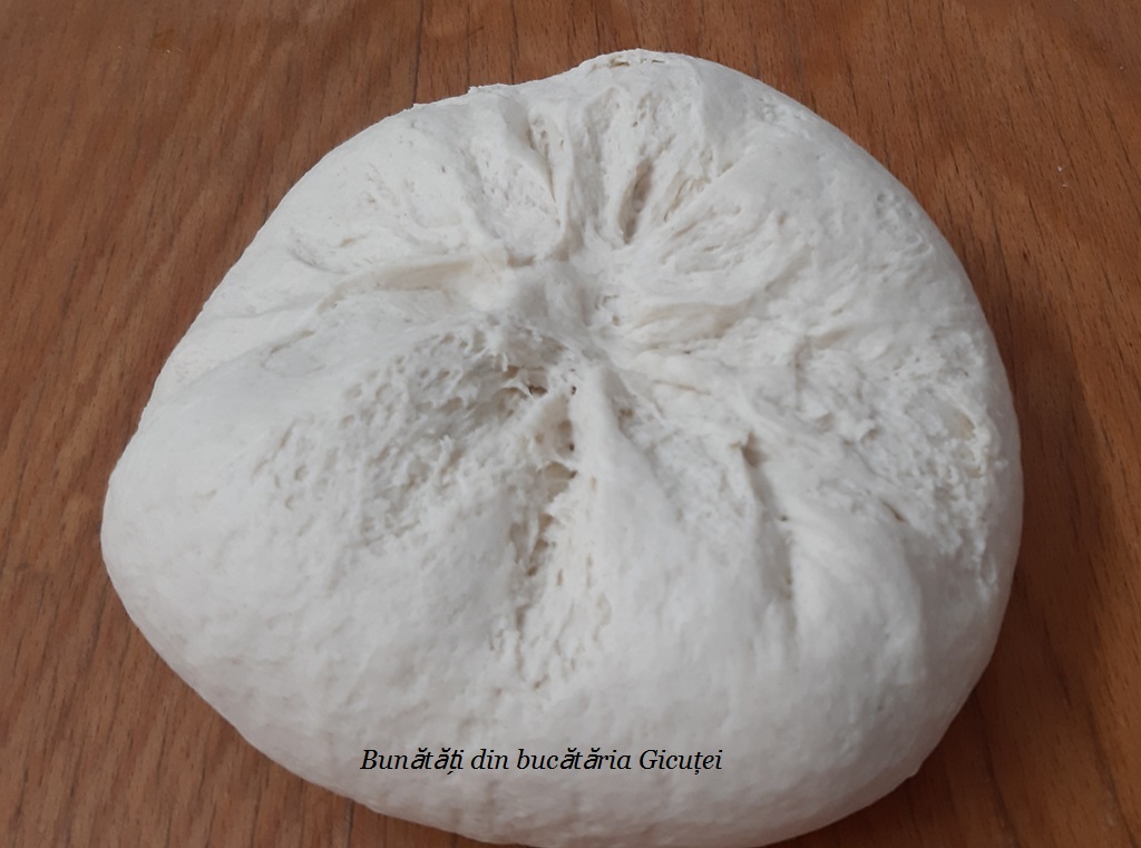 cum framantam aluatul de pizza pe blatul de lucru