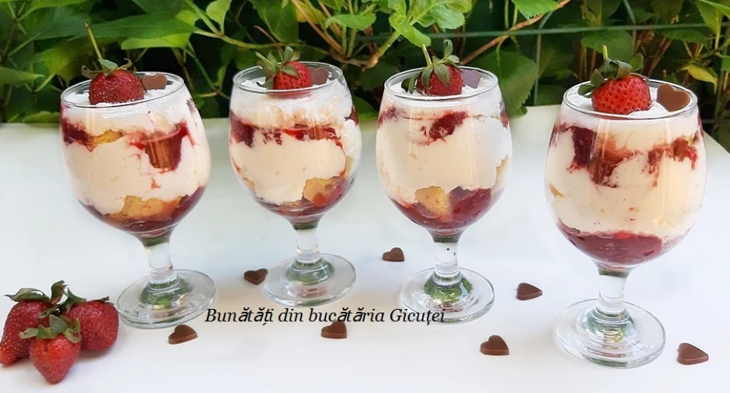 desert la pahar cu capsuni si crema mascarpone