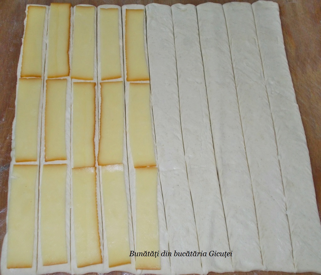 felii de cascaval pe fasii de aluat