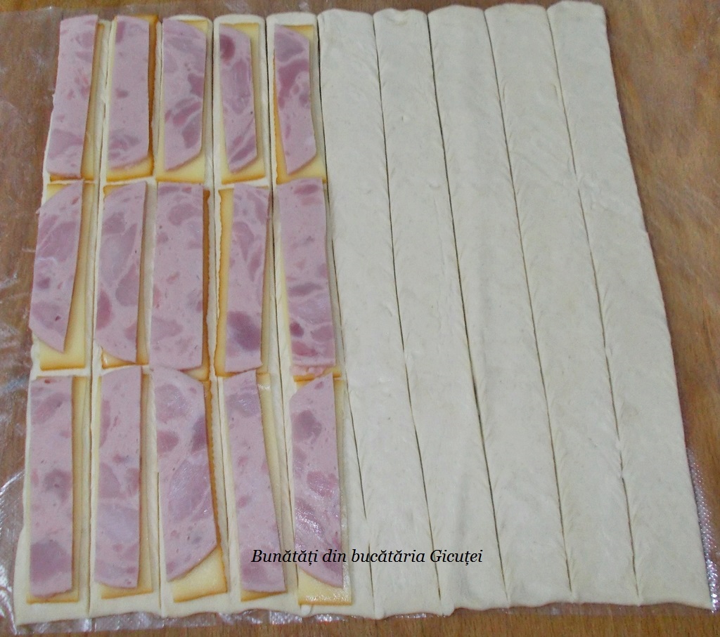 felii de sunca pe fasii de aluat