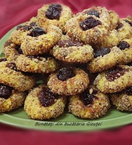 Fursecuri fragede cu nuca si gem