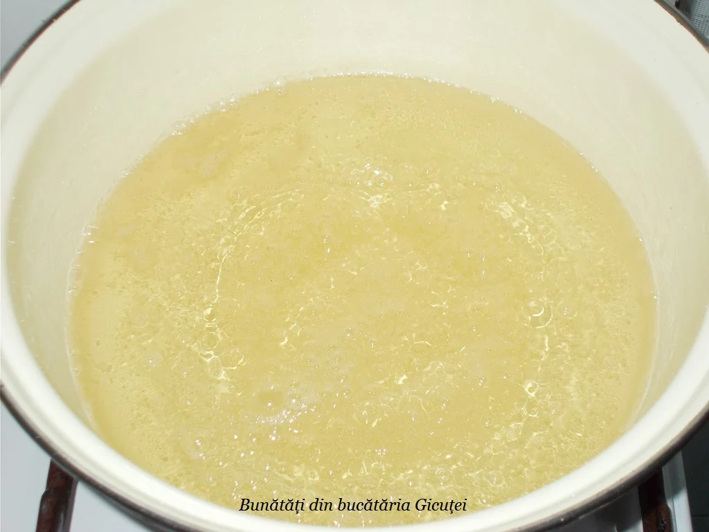 fierberea siropului pentru dulceata de nuci