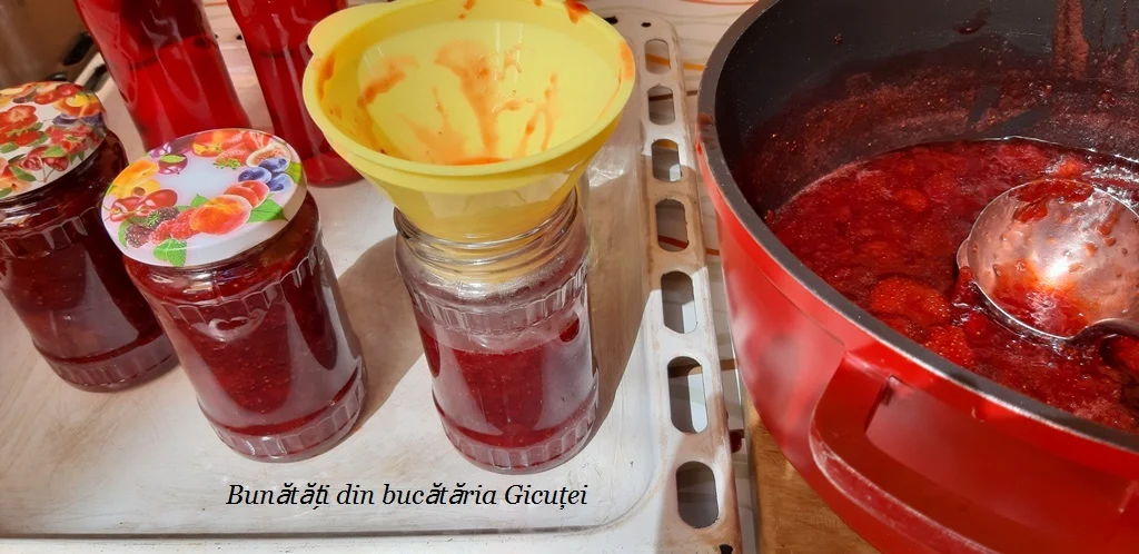 gemul de capsuni pus in borcane
