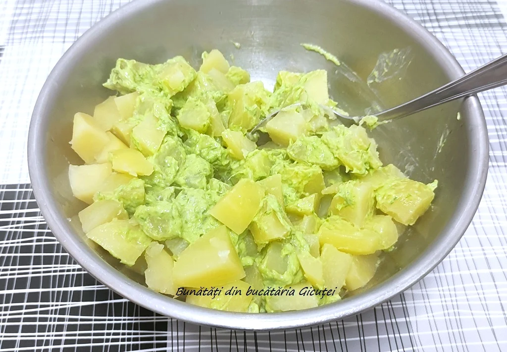 incorporarea sosului de usturoi in cartofi