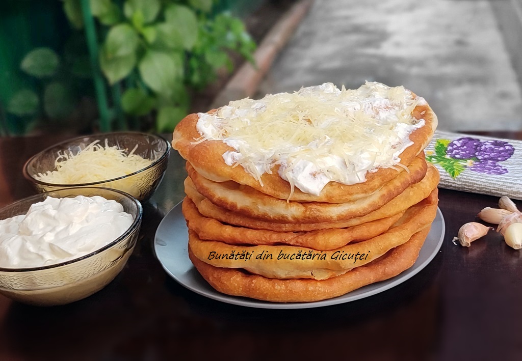 langosi serviti cu smantana si cascaval