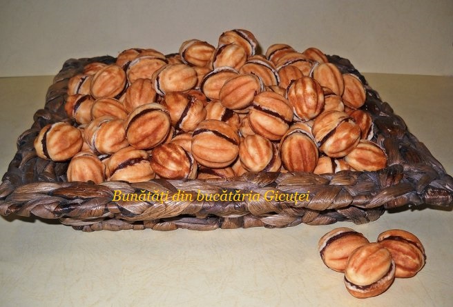 nuci umplute cu crema de ciocolata